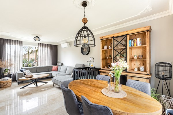 Foto - Te koop: Ruime 2-onder-1-kapwoning met dubbele garage, eigen oprit en fijne tuin